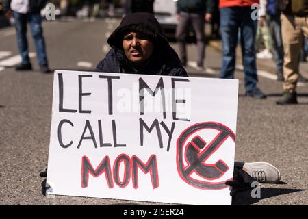 Seattle, USA, 22.. April, Demonstranten vom Seattle Tigray Network haben 1. und Pine Street geschlossen, um eine internationale Intervention zur Beendigung des Krieges in Tigray zu suchen. Tausende von Zivilisten wurden getötet, und unzählige leiden unter Hilfsbedürfnis. Demonstranten fordern die Regierung Biden auf, einzugreifen und Tigray zum Völkermord zu erklären. Präsident Biden ist in Seattle für eine Spendenaktion der DNC und um am Earth Day zu sprechen. Quelle: James Anderson/Alamy Live News Stockfoto