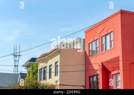 Vororte in San Francisco, Kalifornien, in der Nähe des Telekom-Turms gegen den Himmel Stockfoto