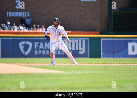 DETROIT, MI - 21. APRIL: Detroit Tigers LF Robbie Grossman (8) führt während des Spiels zwischen New York Yankees und Detroit Tigers am 21. April 2022 im Comerica Park in Detroit, MI (Foto: Allan Dranberg/CSM) Stockfoto