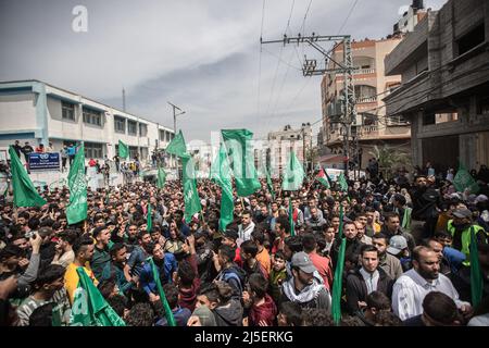 Gaza, Palästina. 22. April 2022. Palästinensische Anhänger der islamischen Bewegung Hamas halten während einer Solidaritätsdemonstration gegen die israelischen Streitkräfte vor der Al-Aqsa Moschee im nördlichen Gazastreifen Flaggen fest. Kredit: SOPA Images Limited/Alamy Live Nachrichten Stockfoto
