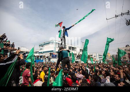 Gaza, Palästina. 22. April 2022. Palästinensische Anhänger der islamischen Bewegung Hamas halten während einer Solidaritätsdemonstration gegen die israelischen Streitkräfte vor der Al-Aqsa Moschee im nördlichen Gazastreifen Flaggen fest. Kredit: SOPA Images Limited/Alamy Live Nachrichten Stockfoto