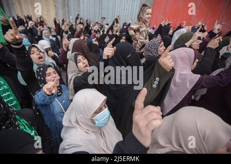 Gaza, Palästina. 22. April 2022. Palästinensische Anhänger der islamischen Bewegung Hamas singen Parolen während einer Solidaritätsdemonstration gegen die israelischen Streitkräfte an der Al-Aqsa Moschee im nördlichen Gazastreifen. Kredit: SOPA Images Limited/Alamy Live Nachrichten Stockfoto