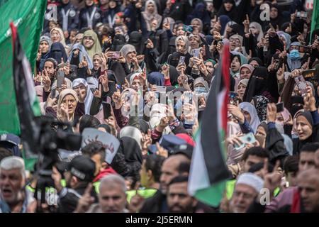 Gaza, Palästina. 22. April 2022. Palästinensische Anhänger der islamischen Bewegung Hamas singen Parolen während einer Solidaritätsdemonstration gegen die israelischen Streitkräfte an der Al-Aqsa Moschee im nördlichen Gazastreifen. Kredit: SOPA Images Limited/Alamy Live Nachrichten Stockfoto