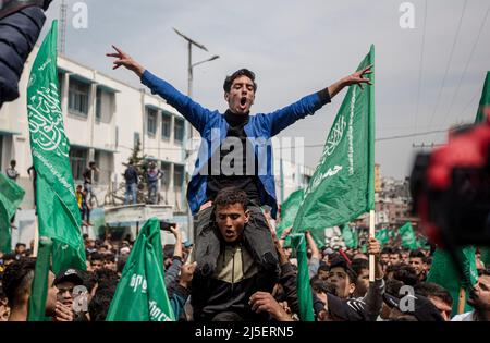 Gaza, Palästina. 22. April 2022. Palästinensische Anhänger der islamischen Bewegung Hamas halten während einer Solidaritätsdemonstration gegen die israelischen Streitkräfte vor der Al-Aqsa Moschee im nördlichen Gazastreifen Flaggen fest. Kredit: SOPA Images Limited/Alamy Live Nachrichten Stockfoto