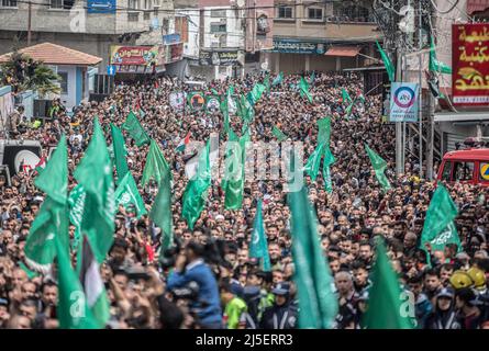 Gaza, Palästina. 22. April 2022. Palästinensische Anhänger der islamischen Bewegung Hamas halten während einer Solidaritätsdemonstration gegen die israelischen Streitkräfte vor der Al-Aqsa Moschee im nördlichen Gazastreifen Flaggen fest. (Foto von Yousef Masoud/SOPA Images/Sipa USA) Quelle: SIPA USA/Alamy Live News Stockfoto