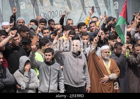 Gaza, Palästina. 22. April 2022. Palästinensische Anhänger der islamischen Bewegung Hamas singen Parolen während einer Solidaritätsdemonstration gegen die israelischen Streitkräfte an der Al-Aqsa Moschee im nördlichen Gazastreifen. (Foto von Yousef Masoud/SOPA Images/Sipa USA) Quelle: SIPA USA/Alamy Live News Stockfoto