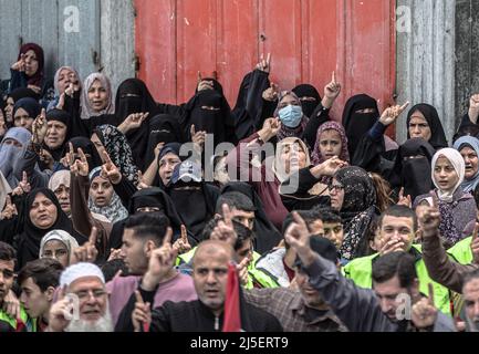 Gaza, Palästina. 22. April 2022. Palästinensische Anhänger der islamischen Bewegung Hamas singen Parolen während einer Solidaritätsdemonstration gegen die israelischen Streitkräfte an der Al-Aqsa Moschee im nördlichen Gazastreifen. (Foto von Yousef Masoud/SOPA Images/Sipa USA) Quelle: SIPA USA/Alamy Live News Stockfoto