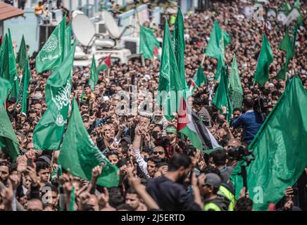 Gaza, Palästina. 22. April 2022. Palästinensische Anhänger der islamischen Bewegung Hamas halten während einer Solidaritätsdemonstration gegen die israelischen Streitkräfte vor der Al-Aqsa Moschee im nördlichen Gazastreifen Flaggen fest. (Foto von Yousef Masoud/SOPA Images/Sipa USA) Quelle: SIPA USA/Alamy Live News Stockfoto