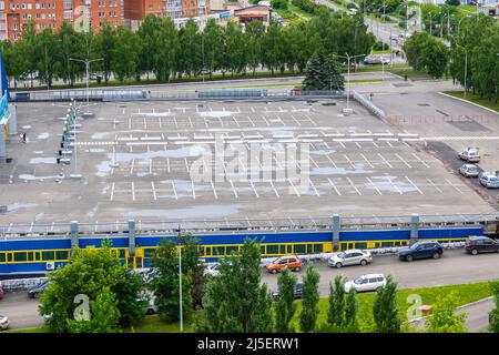 Kemerowo, Russland - 24. juni 2021. Großer leerer Parkplatz vor dem Einkaufszentrum, mit Lagerbereichen unter dem Parkplatz, selektiver Fokus Stockfoto