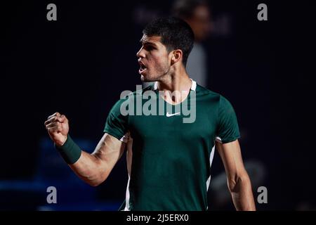 Barcelona, Spanien. 22. April 2022. Der Spanier Carlos Alcaraz reagiert beim Männer-Einzelspiel gegen den griechischen Stefanos Tsitsipas am 22. April 2022 beim ATP 500 Series-Turnier der Barcelona Open in Barcelona, Spanien. Quelle: Joan Gosa/Xinhua/Alamy Live News Stockfoto