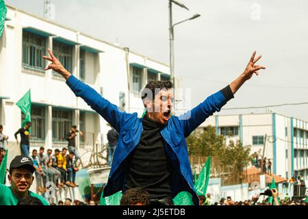 Gaza, Palästina. 22. April 2022. Anhänger der palästinensischen Hamas-Bewegung, die sich nach Freitagsgebeten in Jabalia im nördlichen Gazastreifen versammelt haben, um Solidarität mit den Palästinensern zu zeigen, die israelische Streitkräfte auf dem AL-Aqsa-Moschee-Gelände in Jerusalem konfrontieren. (Foto von Ramez Habboub/Pacific Press) Quelle: Pacific Press Media Production Corp./Alamy Live News Stockfoto