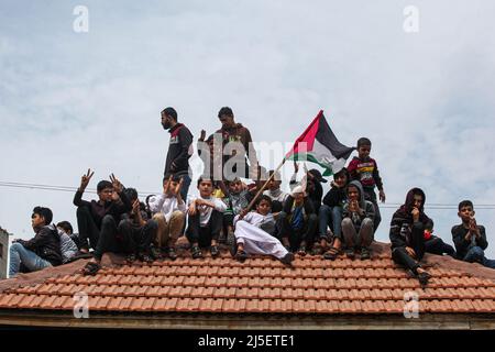 Gaza, Palästina. 22. April 2022. Anhänger der palästinensischen Hamas-Bewegung, die sich nach Freitagsgebeten in Jabalia im nördlichen Gazastreifen versammelt haben, um Solidarität mit den Palästinensern zu zeigen, die israelische Streitkräfte auf dem AL-Aqsa-Moschee-Gelände in Jerusalem konfrontieren. (Foto von Ramez Habboub/Pacific Press) Quelle: Pacific Press Media Production Corp./Alamy Live News Stockfoto