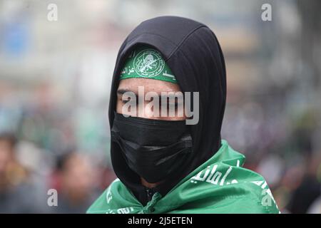 Gaza, Palästina. 22. April 2022. Anhänger der palästinensischen Hamas-Bewegung, die sich nach Freitagsgebeten in Jabalia im nördlichen Gazastreifen versammelt haben, um Solidarität mit den Palästinensern zu zeigen, die israelische Streitkräfte auf dem AL-Aqsa-Moschee-Gelände in Jerusalem konfrontieren. (Foto von Ramez Habboub/Pacific Press) Quelle: Pacific Press Media Production Corp./Alamy Live News Stockfoto