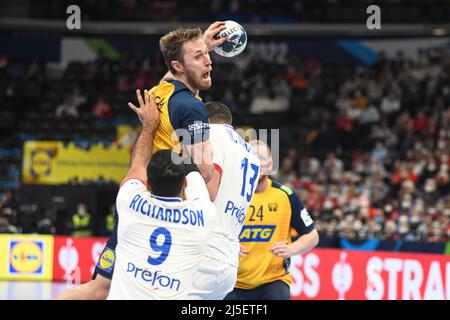 Albin Lagergren (Schweden) gegen Frankreich. EHF Euro 2022. Halbfinale Stockfoto