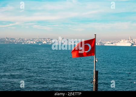 Türkische Flagge und Stadtbild von Istanbul im Hintergrund. Selektiver Fokus auf den Vordergrund. Konzept der türkischen Nationaltage. Stockfoto