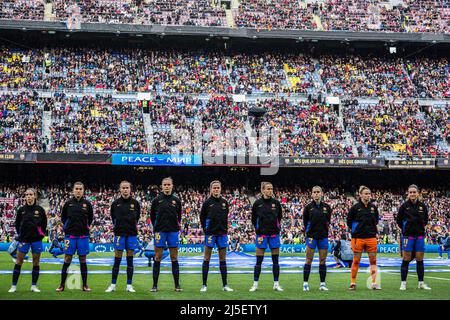 Barcelona, Spanien. 22. April 2022. Die Spieler des FC Barcelona werden vor dem UEFA Women's Champions League-Spiel zwischen dem FC Barcelona Femeni und dem VfL Wolfsburg Women im Camp Nou gesehen. Endergebnis; FC Barcelona Femeni 5:1 VfL Wolfsburg Women Credit: SOPA Images Limited/Alamy Live News Stockfoto