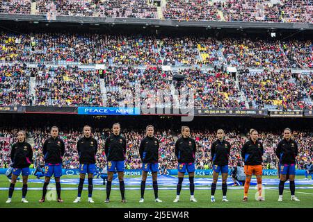 Barcelona, Spanien. 22. April 2022. Die Spieler des FC Barcelona werden vor dem UEFA Women's Champions League-Spiel zwischen dem FC Barcelona Femeni und dem VfL Wolfsburg Women im Camp Nou gesehen. Endergebnis; FC Barcelona Femeni 5:1 VfL Wolfsburg Women (Foto: Thiago Prudencio/SOPA Images/Sipa USA) Quelle: SIPA USA/Alamy Live News Stockfoto