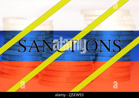 Russische Flagge mit Text "Sanktionen" und Münzen als Hintergrund. Stockfoto