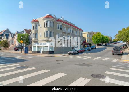 Wohngebäude an der Kreuzung von San Francisco, Kalifornien Stockfoto