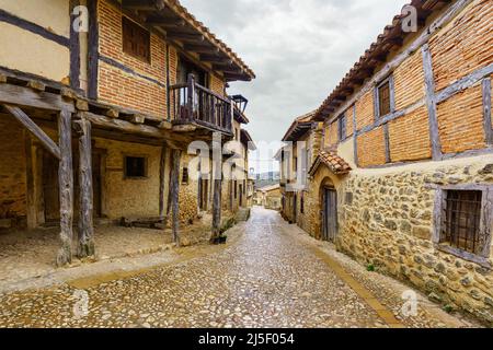 Holzarkaden und mittelalterliche Architektur im Dorf Calatanazor, Soria, Spanien. Stockfoto