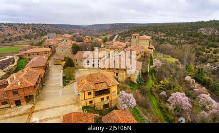 Luftaufnahme des malerischen mittelalterlichen Dorfes Calatanazor, Soria, Spanien. Stockfoto