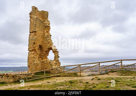 Ruinen der mittelalterlichen Burg des alten Dorfes Calatanazor, Soria, Spanien. Stockfoto