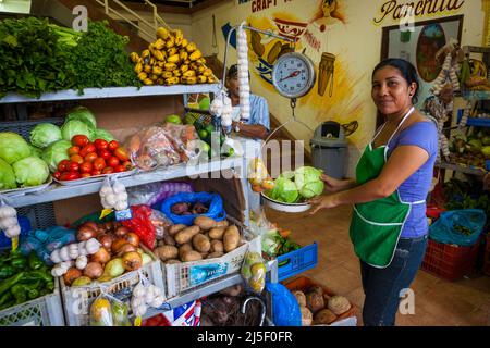 Eine panamaische Frau verkauft Obst und Gemüse auf dem Markt in Penonome, Provinz Cocle, Republik Panama, Mittelamerika. Stockfoto