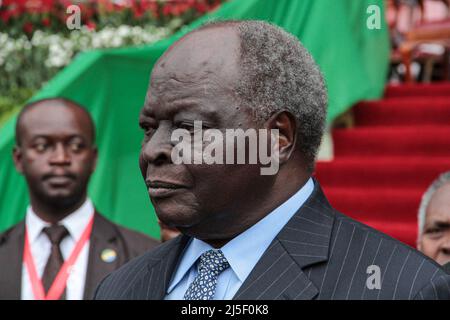 Nairobi, Kenia. 12. Dez 2013. Der ehemalige kenianische Präsident Mwai Kibaki, in tiefen Gedanken während des 50.-jährigen Jubiläums Kenias im Kasarani Stadium in Nairobi. (Foto von Boniface Muthoni/SOPA Images/Sipa USA) Quelle: SIPA USA/Alamy Live News Stockfoto