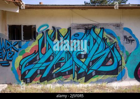 Graffiti auf der Seite eines verlassenen Hauses auf dem alten Fort Ord. Stockfoto