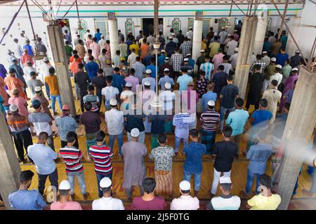 Narayanganj, Dhaka, Bangladesch. 23. April 2022. Muslimische Anhänger, bieten Jummah Gebet in einer Moschee während des heiligen Monats ramadan. Am 23. April 2022 in Narayanganj, Bangladesch. (Bild: © Joy Saha/eyepix via ZUMA Press Wire) Bild: ZUMA Press, Inc./Alamy Live News Stockfoto