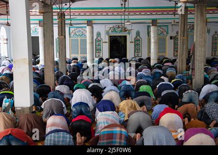 Narayanganj, Dhaka, Bangladesch. 23. April 2022. Muslimische Anhänger, bieten Jummah Gebet in einer Moschee während des heiligen Monats ramadan. Am 23. April 2022 in Narayanganj, Bangladesch. (Bild: © Joy Saha/eyepix via ZUMA Press Wire) Bild: ZUMA Press, Inc./Alamy Live News Stockfoto