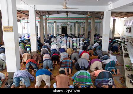 Narayanganj, Dhaka, Bangladesch. 23. April 2022. Muslimische Anhänger, bieten Jummah Gebet in einer Moschee während des heiligen Monats ramadan. Am 23. April 2022 in Narayanganj, Bangladesch. (Bild: © Joy Saha/eyepix via ZUMA Press Wire) Bild: ZUMA Press, Inc./Alamy Live News Stockfoto