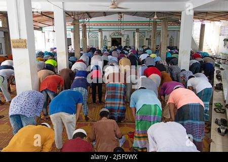 Narayanganj, Dhaka, Bangladesch. 23. April 2022. Muslimische Anhänger, bieten Jummah Gebet in einer Moschee während des heiligen Monats ramadan. Am 23. April 2022 in Narayanganj, Bangladesch. (Bild: © Joy Saha/eyepix via ZUMA Press Wire) Bild: ZUMA Press, Inc./Alamy Live News Stockfoto