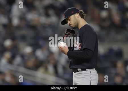 Bronx, USA. 22. April 2022. Cleveland Guardians Entlastungskrug Tanner Tully reagiert beim fünften Inning gegen die New York Yankees im Yankee Stadium am Freitag, den 22. April 2022 in New York City. Foto von Corey Sipkin/UPI Credit: UPI/Alamy Live News Stockfoto