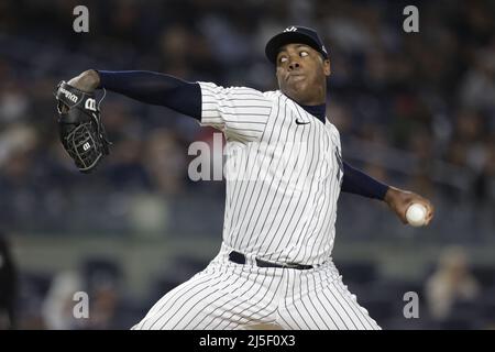 Bronx, USA. 22. April 2022. Der New York Yankees Relief Pitcher Aroldis Chapman wirft am Freitag, den 22. April 2022 in New York City im Yankee Stadium das neunte Inning gegen die Cleveland Guardians. Die Yankees gewannen 4:1. Foto von Corey Sipkin/UPI Credit: UPI/Alamy Live News Stockfoto