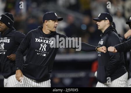 Bronx, USA. 22. April 2022. Aaron Boone, der Manager der New York Yankees, gratuliert dem Team nach einem Sieg von 4-1 gegen die Cleveland Guardians im Yankee Stadium am Freitag, den 22. April 2022 in New York City. Foto von Corey Sipkin/UPI Credit: UPI/Alamy Live News Stockfoto