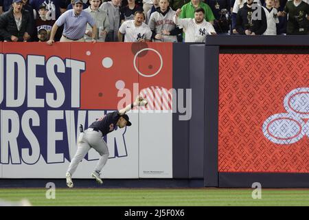Bronx, USA. 22. April 2022. Steven Kwan, Mittelfeldspieler der Cleveland Guardians, trifft am Freitag, den 22. April 2022 in New York City, einen Fliegenball von Josh Donaldson, New York Yankees, um das siebte Inning im Yankee Stadium zu beenden. Foto von Corey Sipkin/UPI Credit: UPI/Alamy Live News Stockfoto