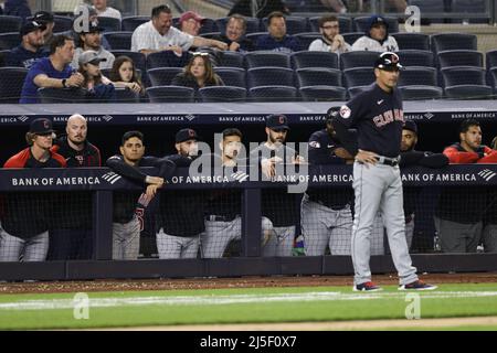 Bronx, USA. 22. April 2022. Die Cleveland Guardians stehen am Freitag, den 22. April 2022 in New York City, auf den Dugout-Schritten im neunten Inning gegen die New York Yankees im Yankee Stadium. Die Yankees gewannen 4:1. Foto von Corey Sipkin/UPI Credit: UPI/Alamy Live News Stockfoto