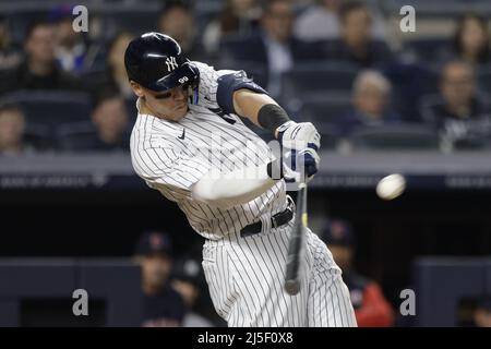Bronx, USA. 22. April 2022. New York Yankees Aaron Judge trifft im fünften Inning gegen die Cleveland Guardians im Yankee Stadium am Freitag, den 22. April 2022 in New York City einen Heimlauf. Foto von Corey Sipkin/UPI Credit: UPI/Alamy Live News Stockfoto