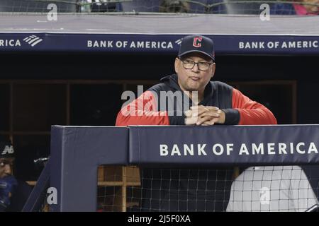 Bronx, USA. 22. April 2022. Terry Francona, Manager der Cleveland Guardians, schaut am Freitag, den 22. April 2022 in New York City im Yankee Stadium in das fünfte Inning gegen die New York Yankees. Foto von Corey Sipkin/UPI Credit: UPI/Alamy Live News Stockfoto