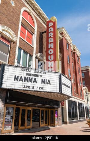 SAINT CLOUD, MINNESOTA - 19. Februar 2022: Das Paramount Center for the Arts, das sich an der 101 10. Ave N befindet, wird fotografiert. Die Festzeltbären des Theaters Stockfoto