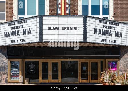 SAINT CLOUD, MINNESOTA - 19. Februar 2022: Das Paramount Center for the Arts, das sich an der 101 10. Ave N befindet, wird fotografiert. Die Festzeltbären des Theaters Stockfoto