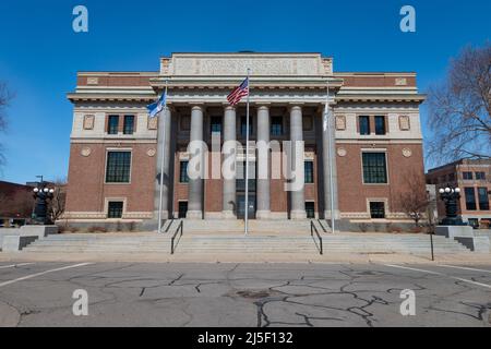 SAINT CLOUD, MINNESOTA - 19. Februar 2022: Das Stearns County Courthouse, das sich am 725 Courthouse Square befindet, wird fotografiert. Stockfoto