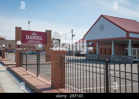 SAINT CLOUD, MINNESOTA - 19. Februar 2022: Der Daniel Funeral Home & Cremation Service, 1010 2. St N, wird fotografiert. Stockfoto