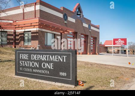 SAINT CLOUD, MINNESOTA - 19. Februar 2022: Die Station 1 der Feuerwehr Saint Cloud, die sich in der Ave N 101 10. befindet, wird fotografiert. Stockfoto