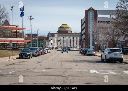 SAINT CLOUD, MINNESOTA - 19. Februar 2022: Das Stearns County Courthouse wird vom gegenüberliegenden Ende der 1. Street N. aus fotografiert Stockfoto