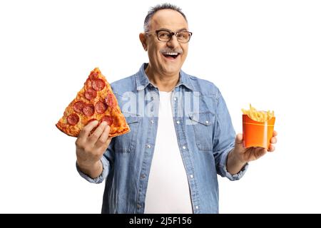 Reifer Mann hält pommes Frites und eine Scheibe Pepperoni Pizza isoliert auf weißem Hintergrund Stockfoto