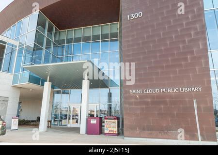 SAINT CLOUD, MINNESOTA - 19. Februar 2022: Der Haupteingang der Saint Cloud Public Library ist mit einem Schild für die Bibliothek auf der rechten Seite fotografiert. Stockfoto