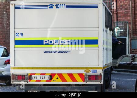 SAPS südafrikanischen Polizei Service Gefängnis LKW vor einem Gericht in der Stadt Konzept der öffentlichen Sicherheit geparkt Stockfoto