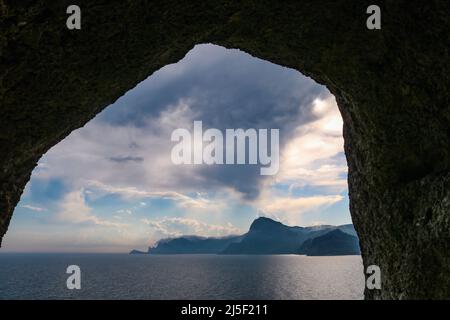 Blick von der Grotte der Äolischen Harfe in der Stadt Sudak auf das Meer und die Küstenfelsen. Stockfoto